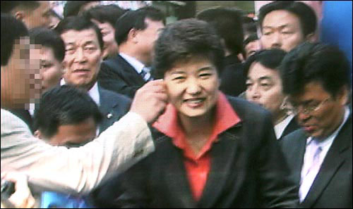 2006년 5.31 지방선거를 11일 앞두고 박근혜 대표가 면도칼 테러를 당하면서 이른바 '박풍'이 불기 시작했다. 사진은 이 해 5월 20일 피습범 지아무개씨가 박근혜 한나라당 대표 얼굴을 칼로 긋고 있는 장면